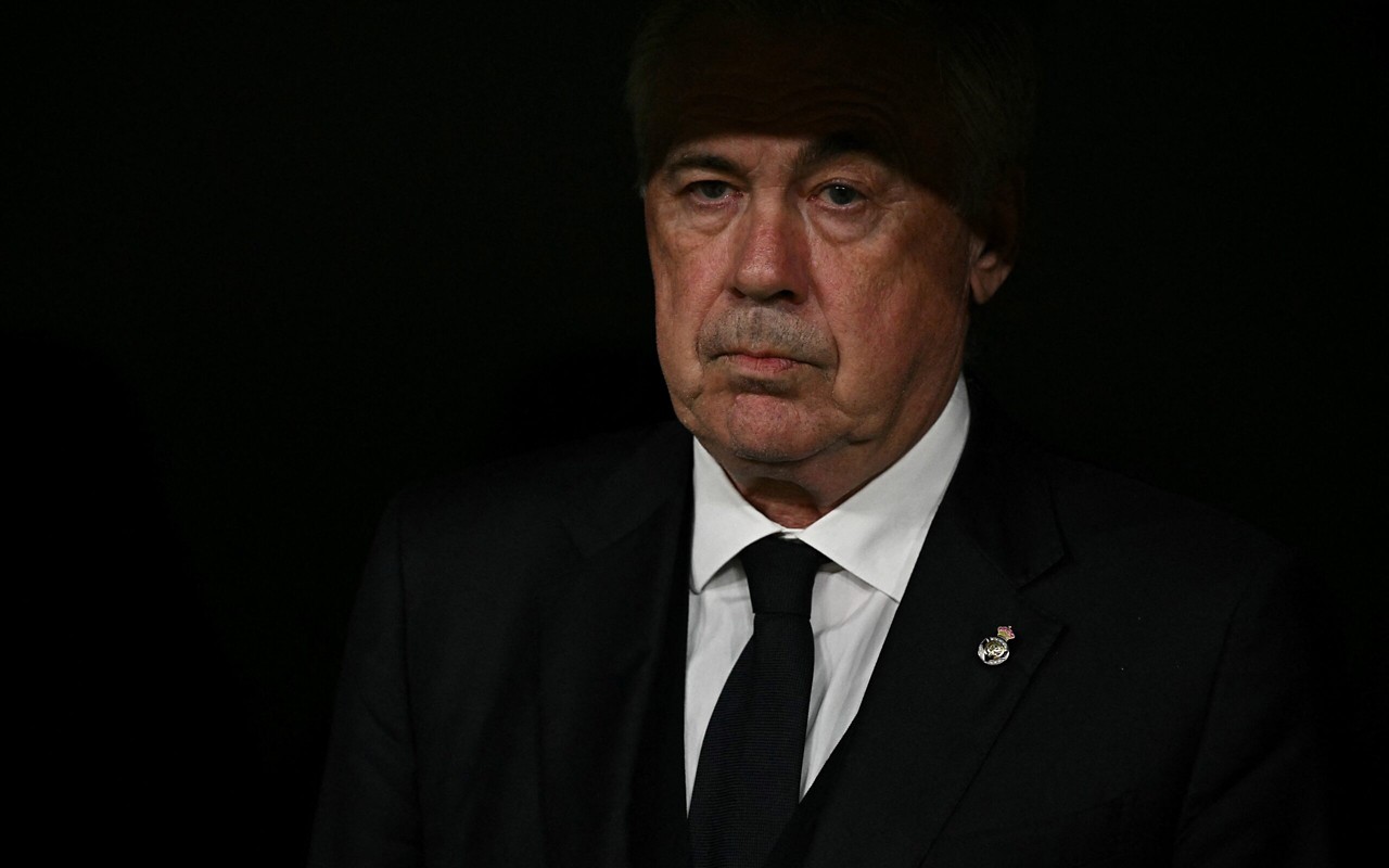 Técnico do Real Madrid, Carlo Ancelotti observa o jogo contra a Real Sociedad, pela Copa do Rei (Foto: Javier Soriano/AFP)