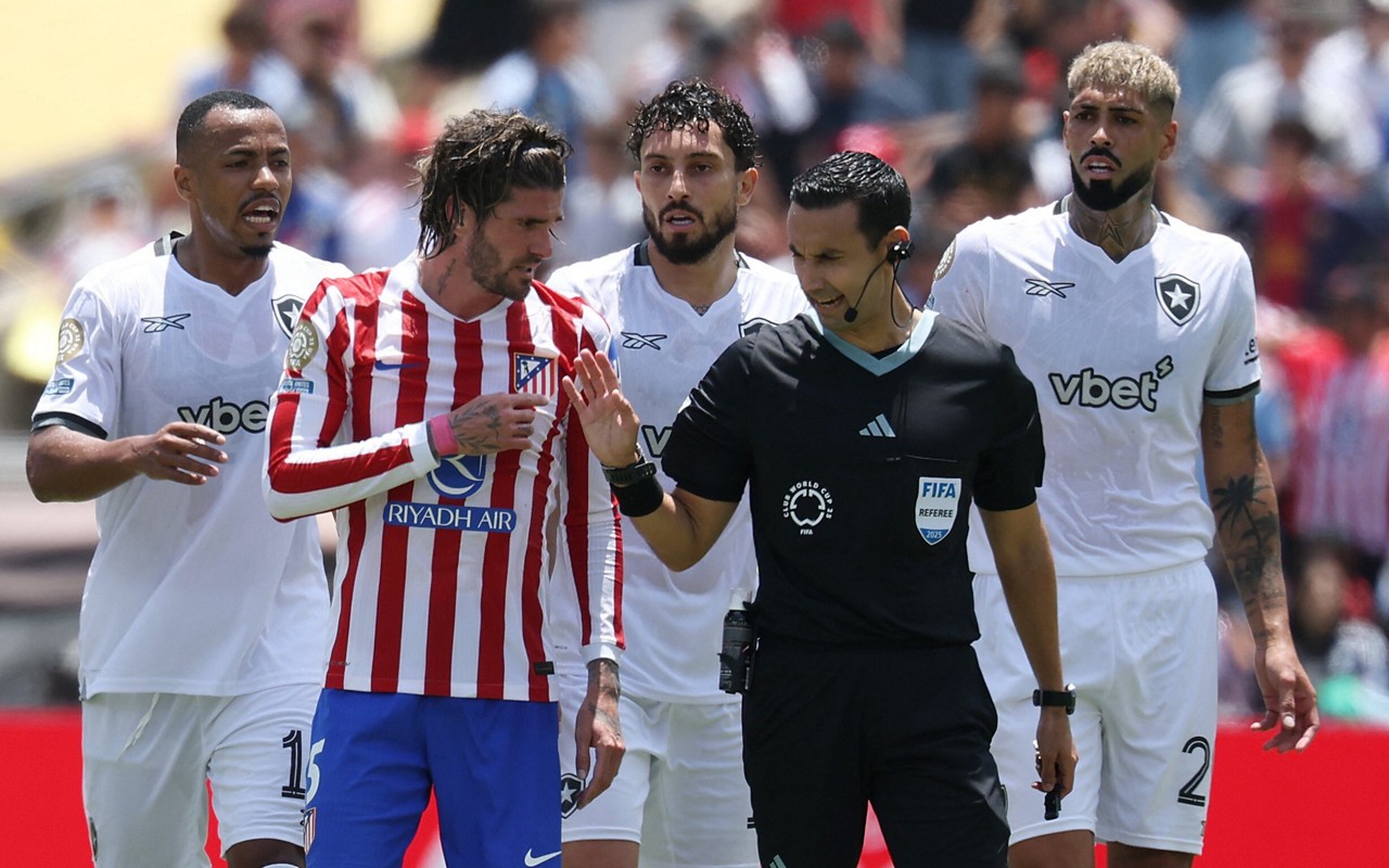 Primeiro tempo de Botafogo e Atlético de Madrid foi marcado por polêmica de arbitragem (Foto: Patrick T. Fallon / AFP)