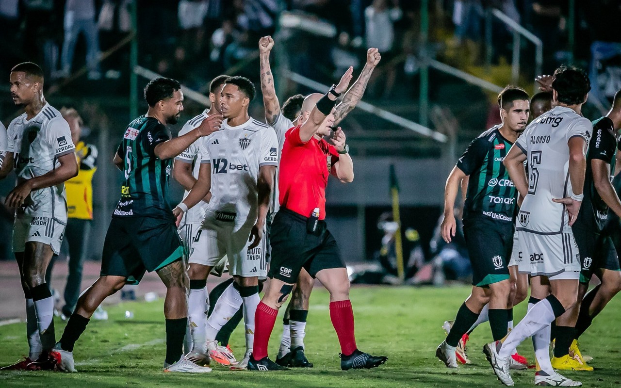 Maringá reclamou de um possível pênalti não marcado contra o Atlético-MG (Foto: Fernando Teramatsu/AGIF)
