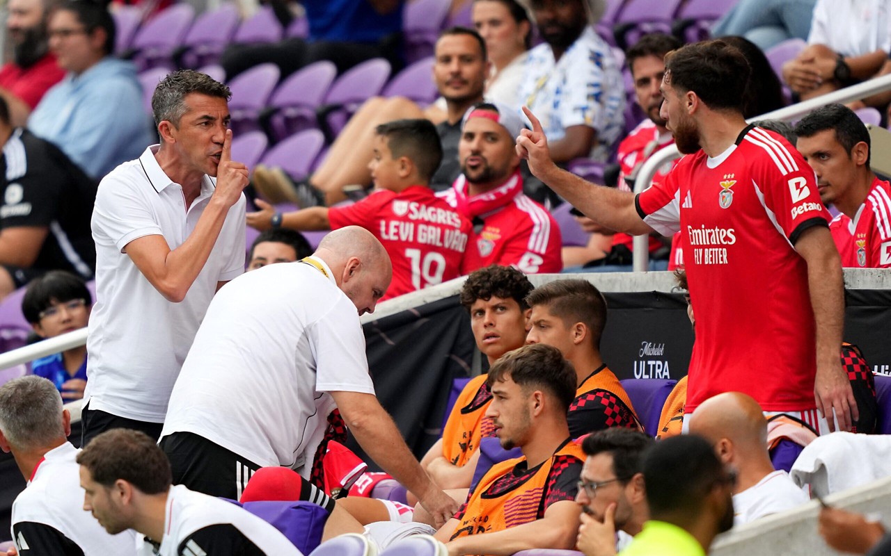Bruno Lage e Orkun Kökçü discutem no banco do reservas (Foto: Michael Owens/AFP)