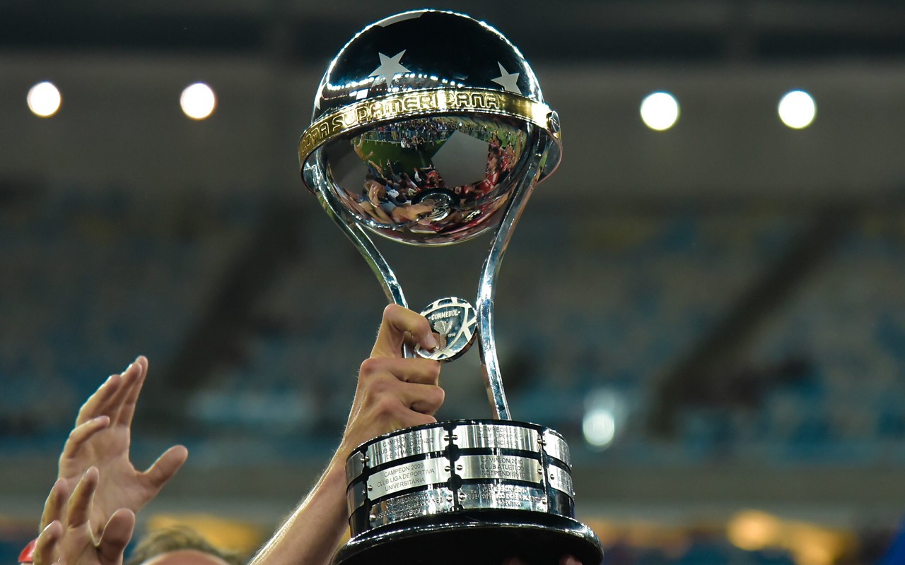 Taça da Copa Sul-Americana (Foto: Thiago Ribeiro/AGIF)