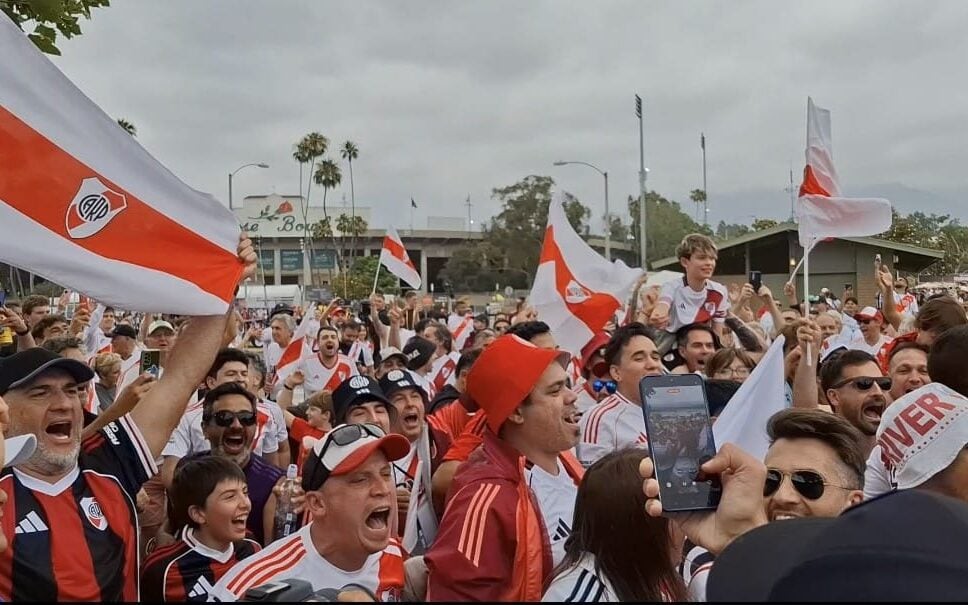 Torcida do River Plate faz fezta na esplanada em frente ao Rose Bowl (Foto: Marcio Dolzan/Lance!)