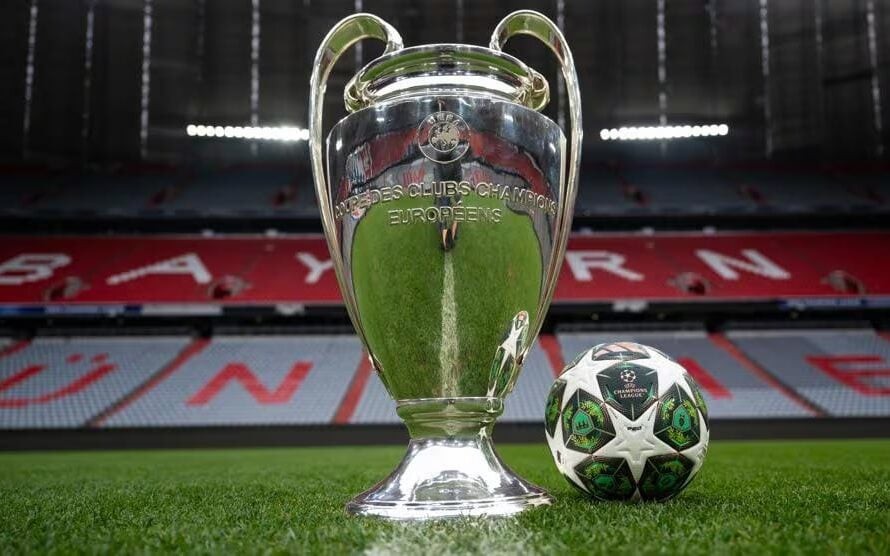 Troféu e bola da final da Champions League de 2024/25 (Foto: Reprodução/Uefa)