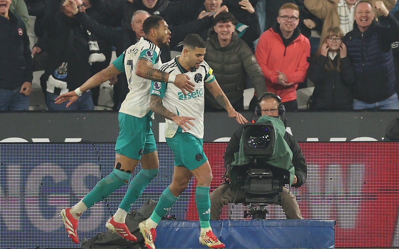 Bruno Guimarães e Joelinton comemoram gol do Newcastle na Premier League (Foto: Adrian Dennis / AFP)