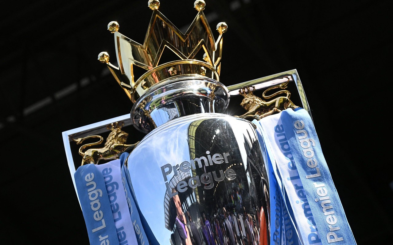 Troféu da Premier League (Foto: Paul Tellis/AFP)