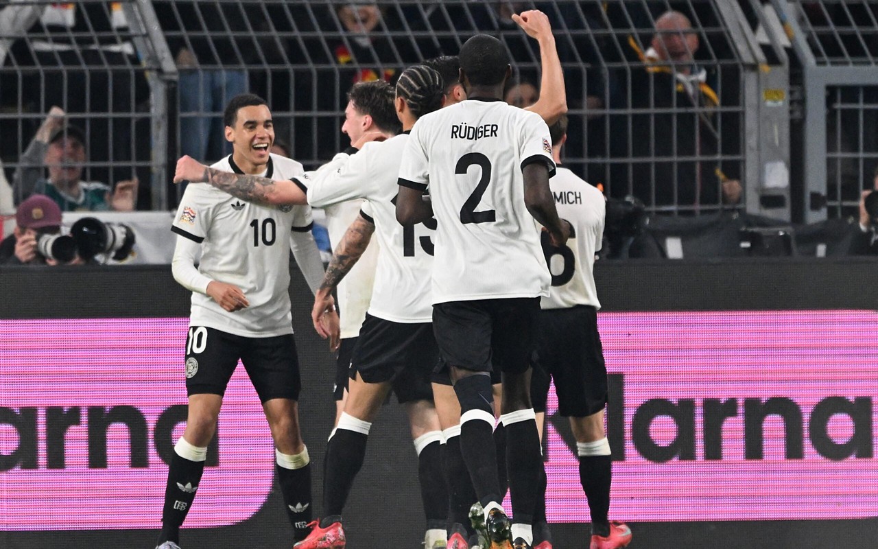Musiala comemora gol no duelo entre Alemanha e Itália (Foto: Kirill Kudryavtsev / AFP)