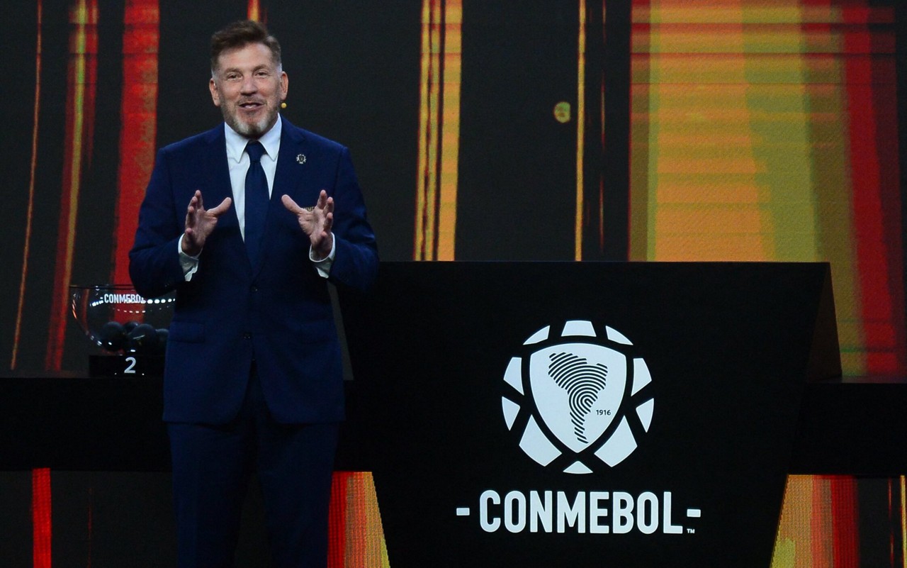 Presidente da Conmebol, Alejandro Domínguez discurda durante sorteio da Libertadores 2025 (Foto: DANIEL DUARTE / AFP)