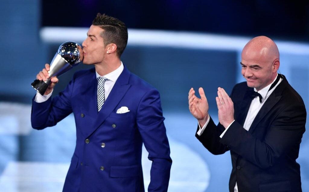 Cristiano Ronaldo recebendo o prêmio "The Best", da Fifa, das mãos de Gianni Infantino (Foto: Reprodução)