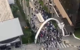 Torcedores do Corinthians invadem o Parque São Jorge (Foto: Reprodução)