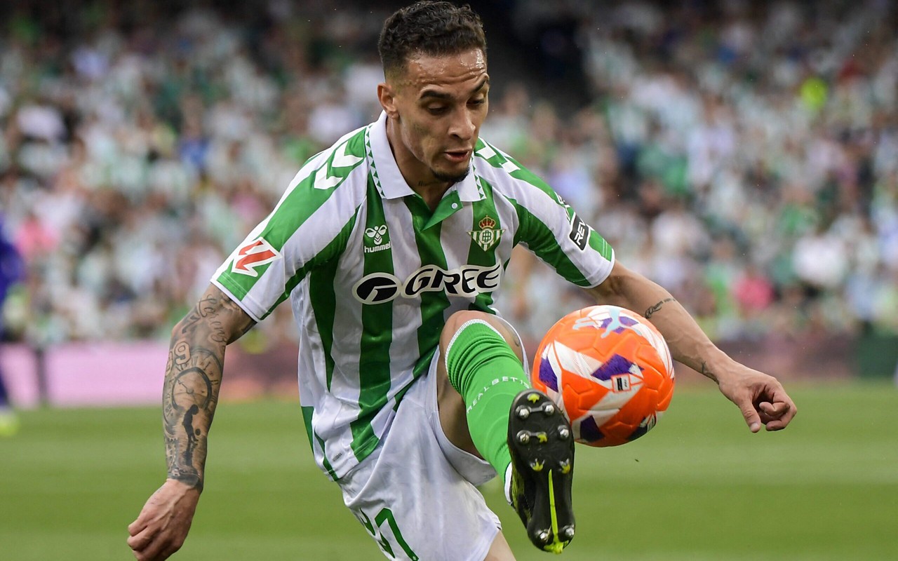 Antony em ação pelo Betis em jogo do Campeonato Espanhol (Foto: Cristina Quicler/AFP)