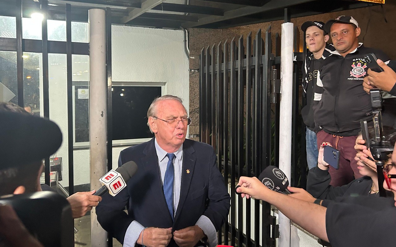 Presidente interino do Corinthians, Osmar Stábile conversa com a imprensa sobre invasão do Parque São Jorge (Foto: Ulisses Lopresti / Lance!)