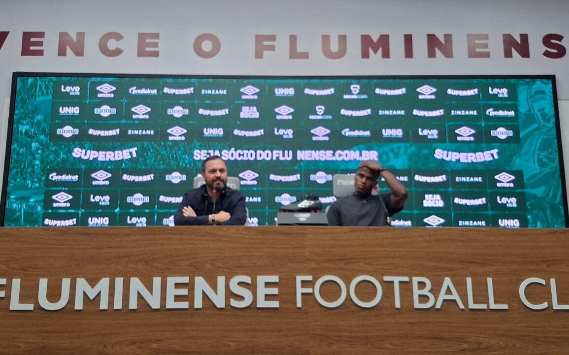 Presidente Mario Bittencourt ao lado de Jhon Arias, em coletiva de despedida do atacante do Fluminense