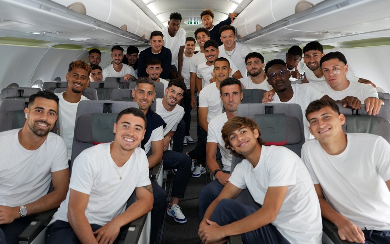Jogadores do Porto no avião na viagem para o Mundial de Clubes nos Estados Unidos (Foto: Reprodução / X)