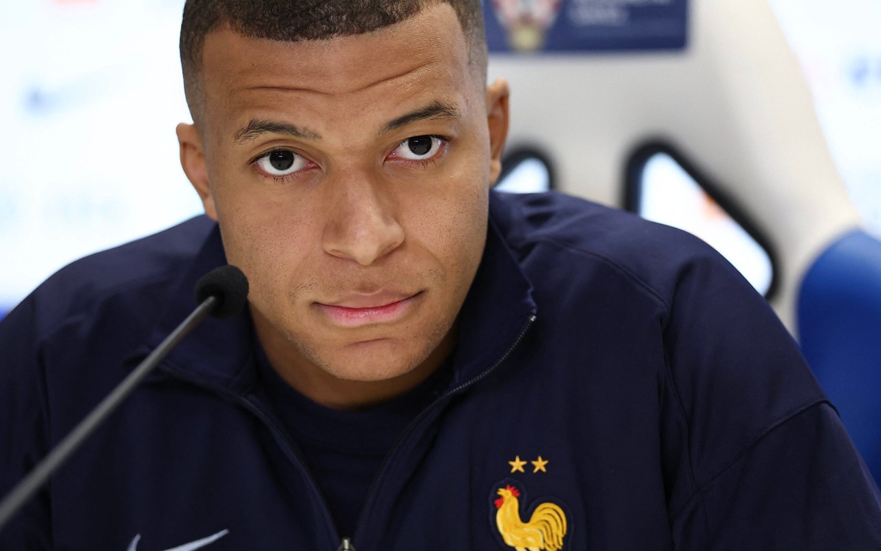 Mbappé em coletiva de imprensa antes de jogo da França (Foto: Franck Fife/AFP)