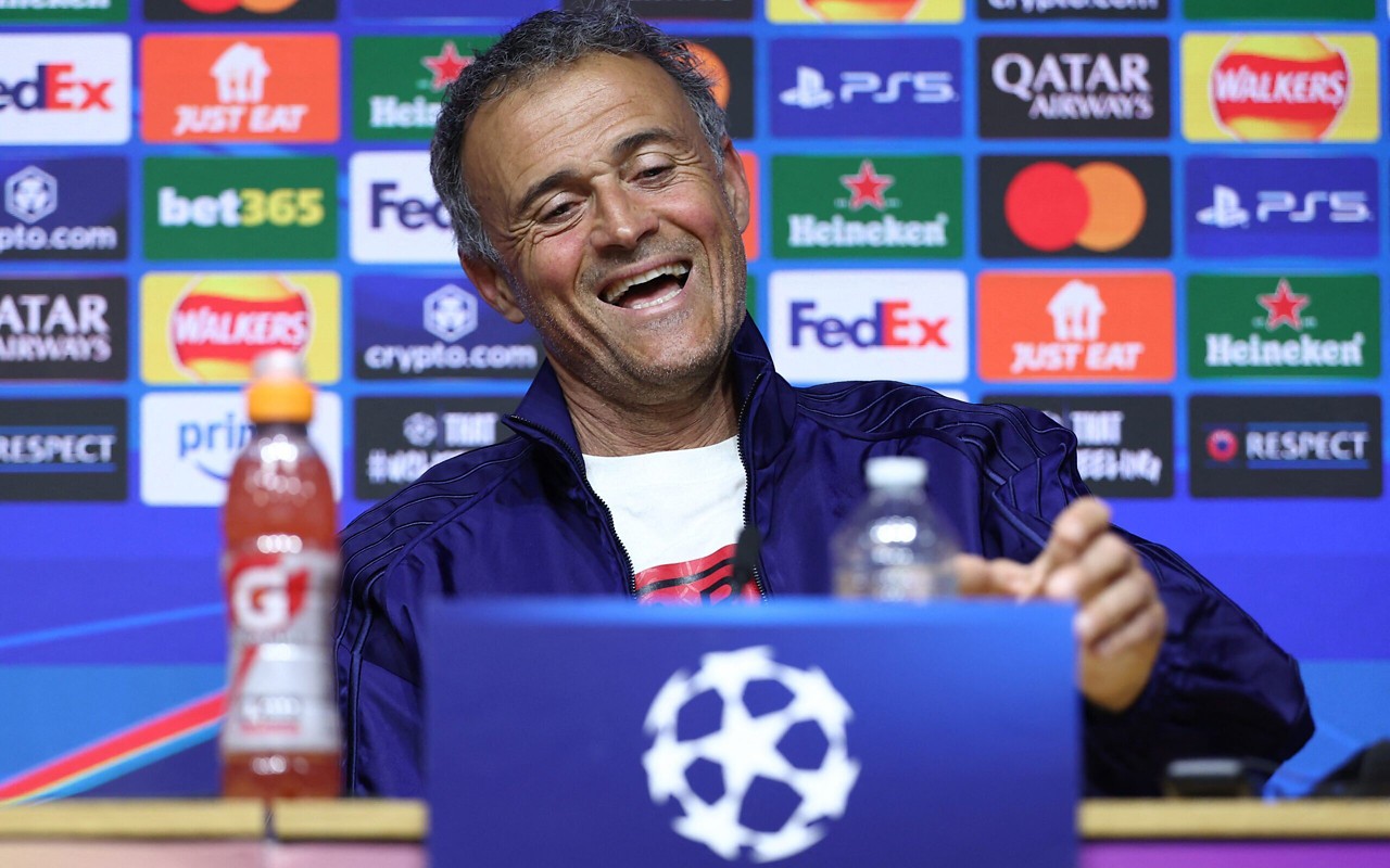 Técnico do PSG, Luis Enrique sorri durante coletiva na véspera do jogo da Champions contra o Aston Villa (Foto: Franck Fife/AFP)