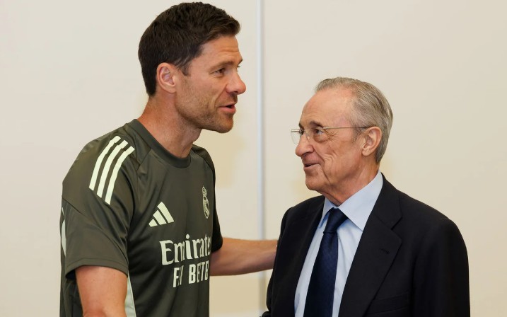 Florentino Pérez e Xabi Alonso se cumprimentam em concentração do Real Madrid no Mundial de Clubes (Foto: Reprodução)