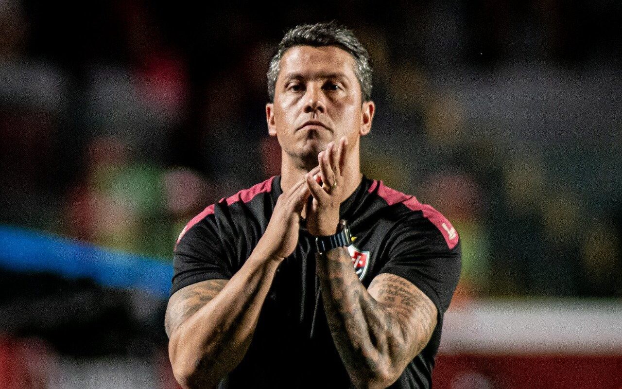 Thiago Carpini comanda o Vitória no Barradão Foto: Victor Ferreira / EC Vitória