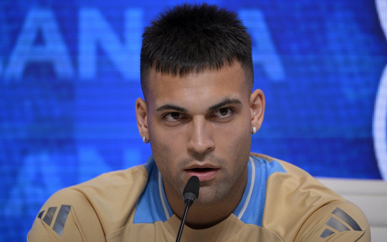 Lautaro Martínez em coletiva de imprensa pela seleção argentina (Foto: Juan Mabromata/AFP)