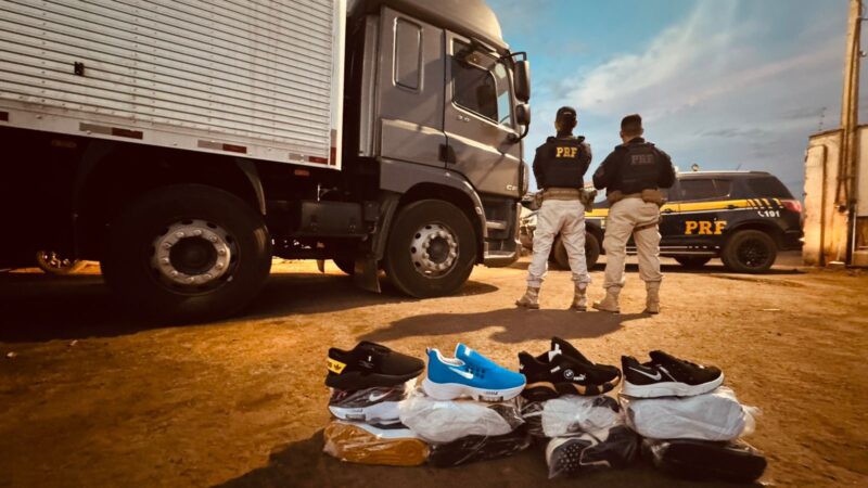 PRF apreende caminhão com 14 mil pares de calçados falsificados na BR-251, em Salinas