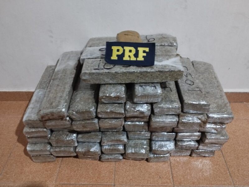PRF apreende mais de 50 kg de maconha na BR-251, em Salinas