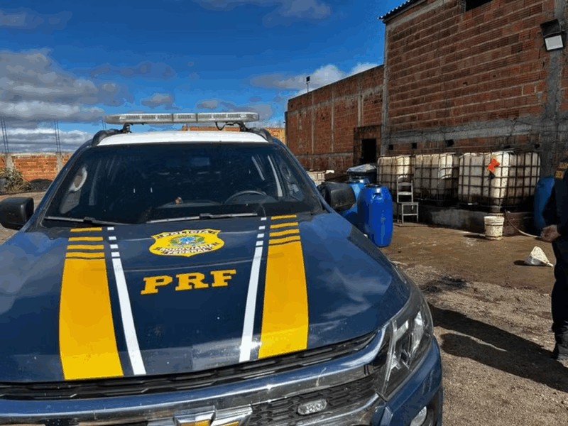 PRF encontra depósito clandestino com combustível e óleo usado na BR-251