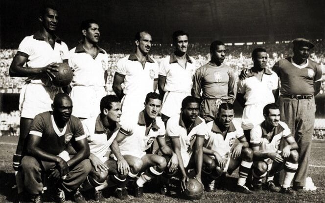 Brasil posa para fotos antes da vitória por 4 a 0 sobre o México, estreia da Seleção na Copa de 1950 no Maracanã. (Foto: FIFA)