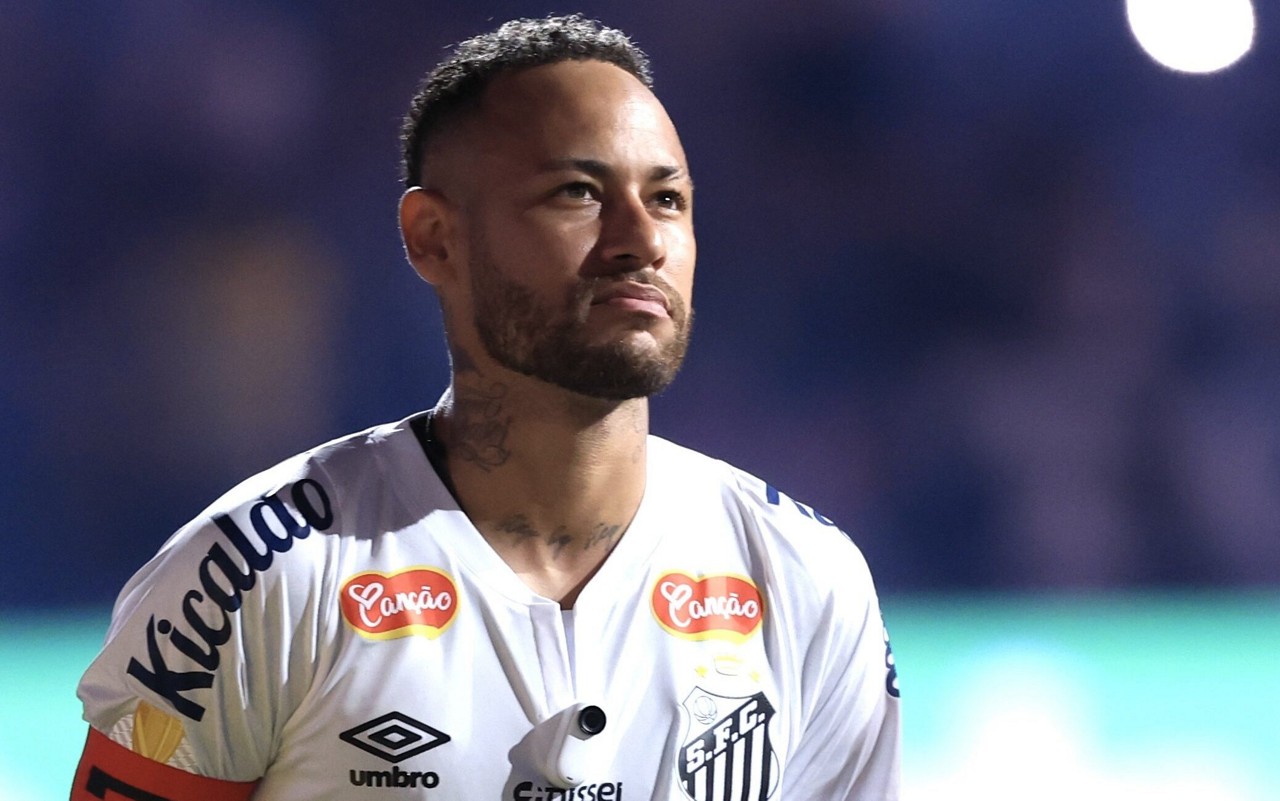 Neymar voltou a campo pelo Santos contra o CRB (Foto: Ettore Chiereguini/AGIF)