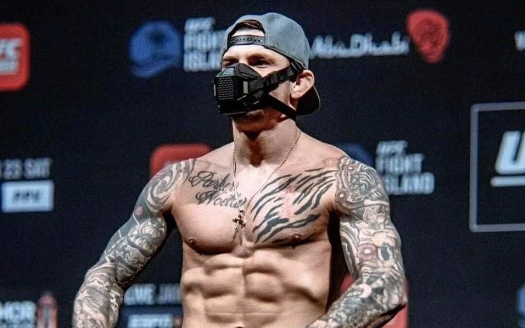 Dustin Poirier durante a pesagem do UFC (Foto: Reprodução)