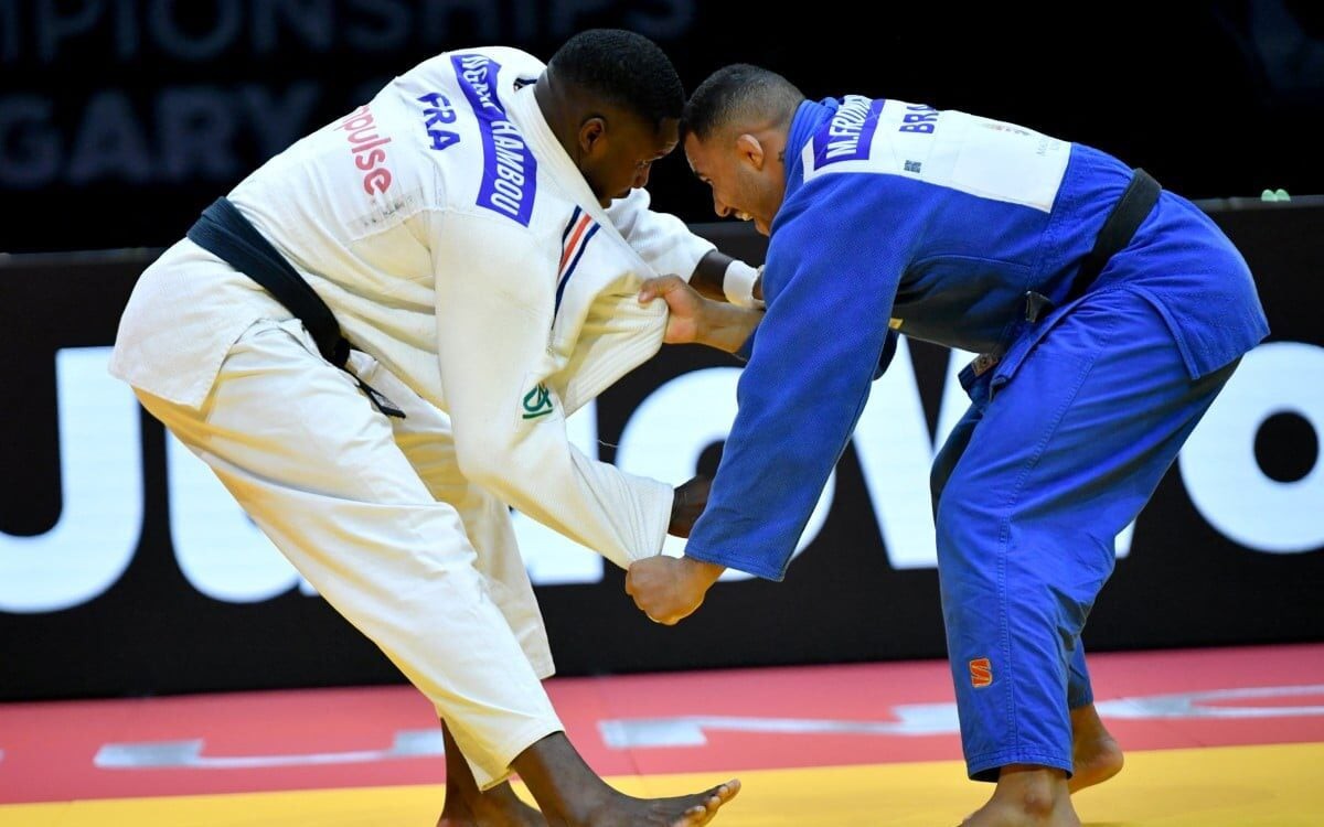 Dois judocas se cumprimentam antes do combate, seguindo o ritual de respeito do judô. (IJF)