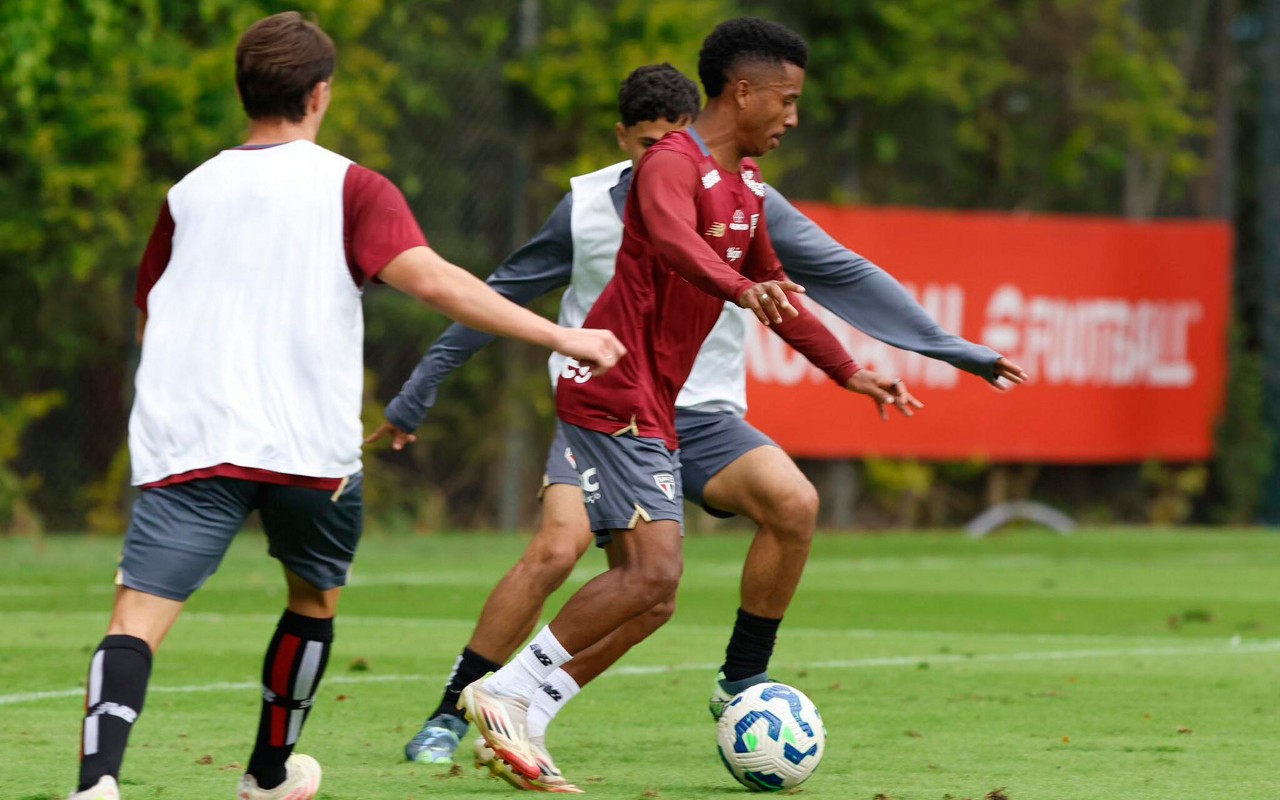 Crespo testou várias formações nesta atividade (Foto: Rubens Chiri / São Paulo FC)