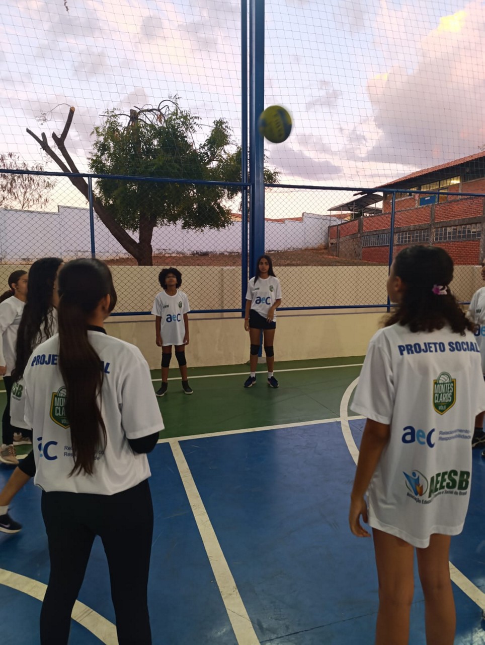 Projeto da AEESB, MOC Vôlei e AeC mantém aulas gratuitas de vôlei na cidade