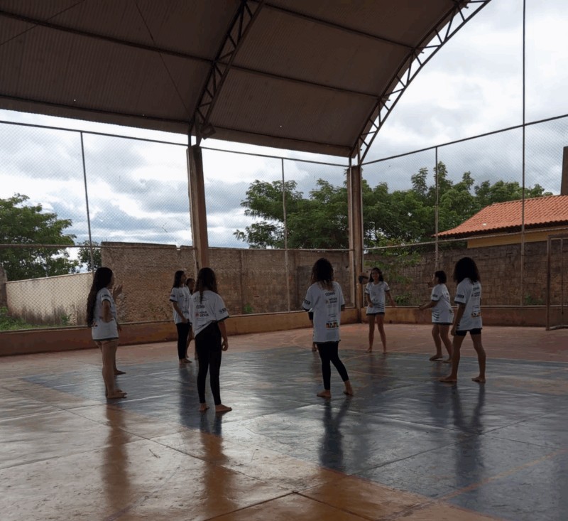 Projeto de vôlei da AEESB transforma rotina de jovens com aulas lúdicas e estímulo ao desenvolvimento pessoal