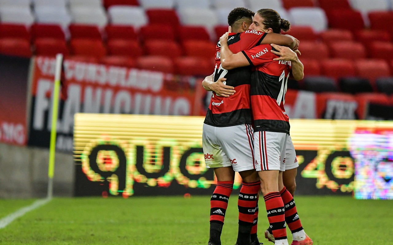 Rodrigo Muniz abraçado com Filipe Luís, em 2021, em partida pelo Flamengo (Foto: Thiago Ribeiro/AGIF)