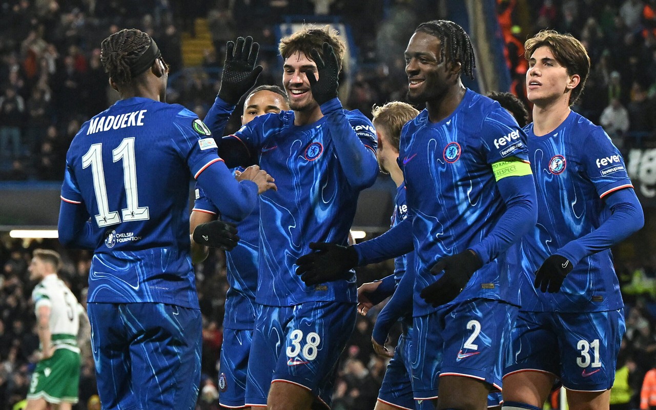 Elenco do Chelsea comemora gol marcado na Premier League (Photo by Justin Tallis / AFP)