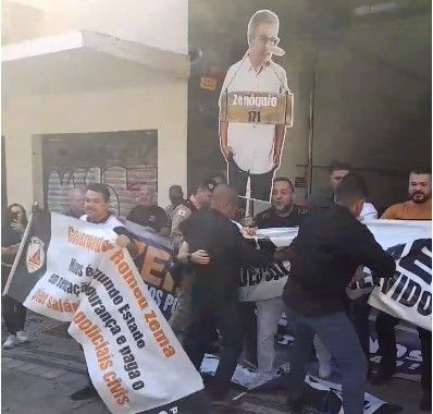 Manifestantes entram em conflito com seguranças de Zema