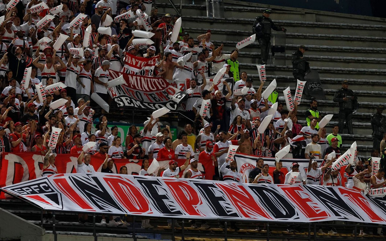Torcidas brigaram no final do jogo (Foto: Rubens Chiri/Saopaulofc.net)