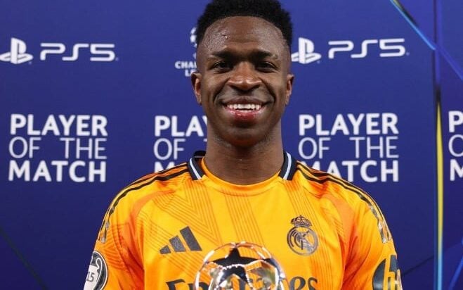 Vini Jr. posa com o torféu de melhor jogador em campo em Manchester City x Real Madrid (Foto: Reprodução/X)