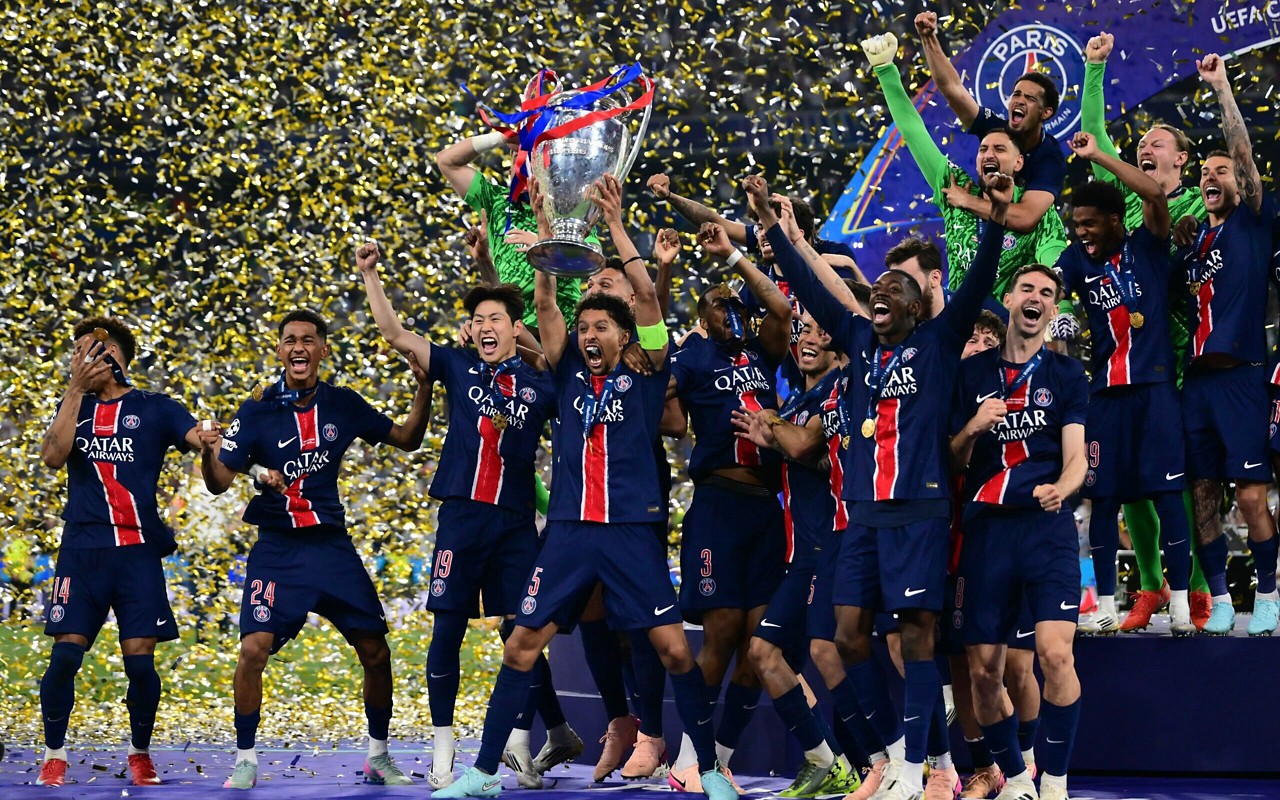 Jogadores do PSG comemoram título da Champions League (Foto: Marco BERTORELLO / AFP)