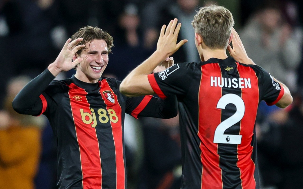 Próximo de reforçar o PSG, Zabarnyi celebra gol com Huijsen, no Bournemouth (Foto: Divulgação)