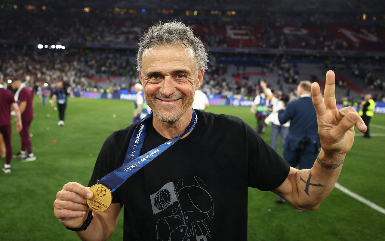 Luis Enrique comemora título da Champions League com camisa em homenagem à filha falecida em 2019 (Foto: Franck Fife/AFP)