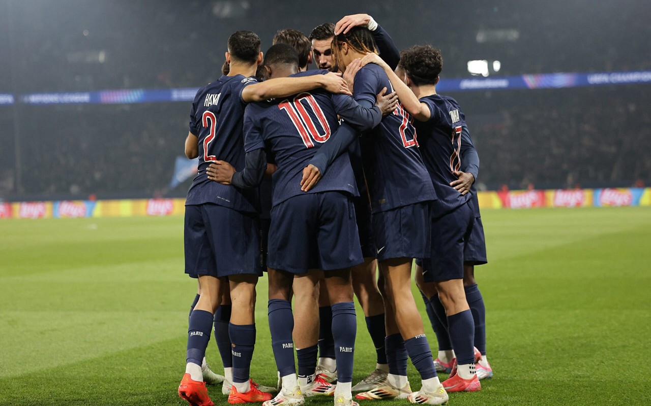 Jogadores do PSG comemoram gol contra o Brest, pelo jogo de volta dos playoffs da Champions League (Foto: Thibaud MORITZ / AFP)
