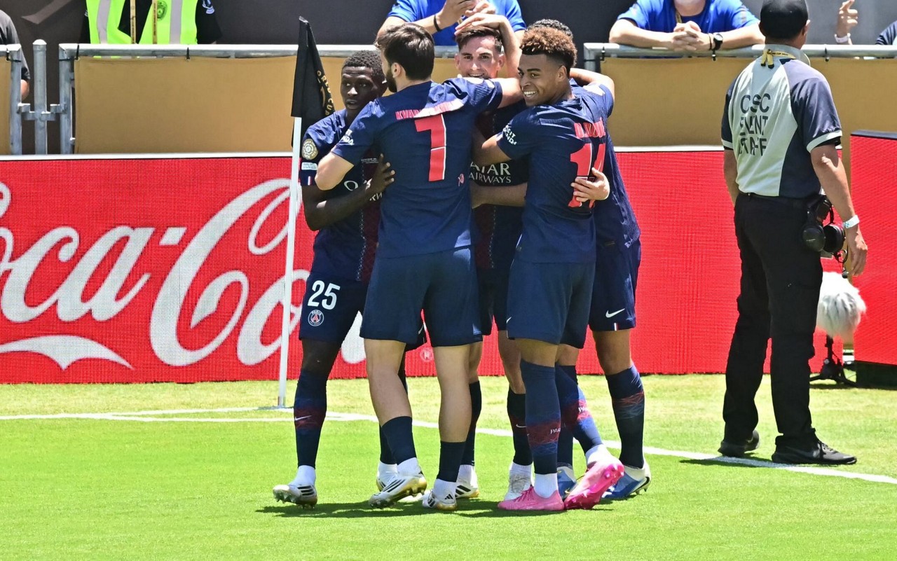 Jogadores do PSG comemoram o primeiro gol, marcado por Fabián Ruiz (Foto: Frederic J. Brown/AFP)