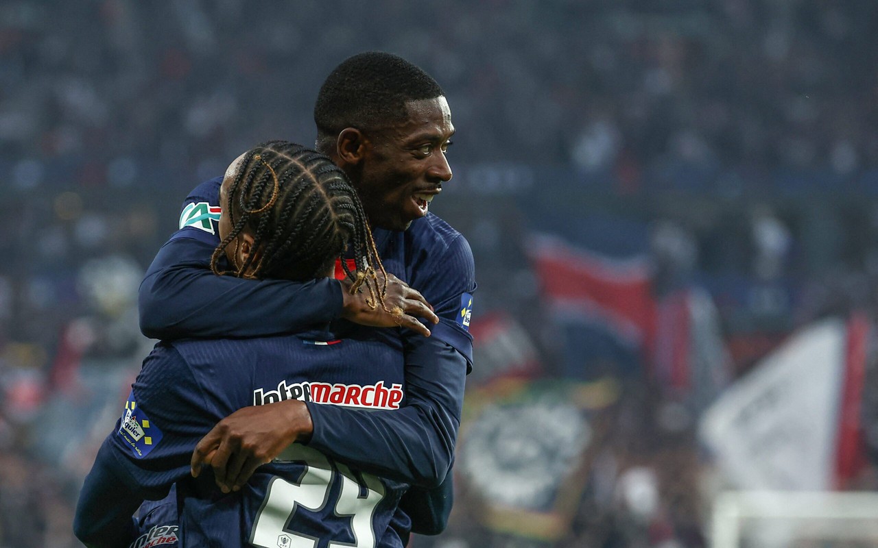 Barcola e Dembélé comemoram gol do PSG contra o Reims (Foto: Franck Fife/AFP)