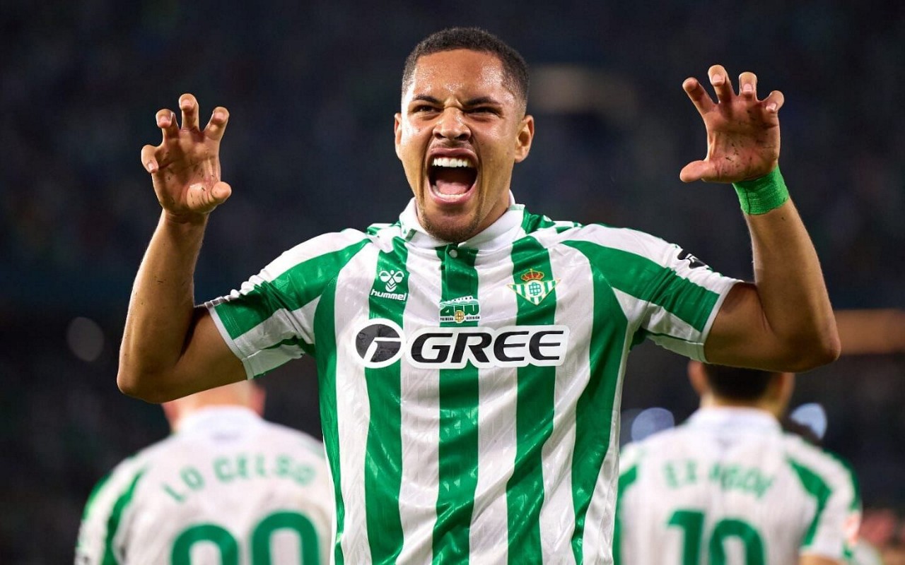 Vitor Roque comemora gol imitando um tigre (Foto: Reprodução/Real Bétis)