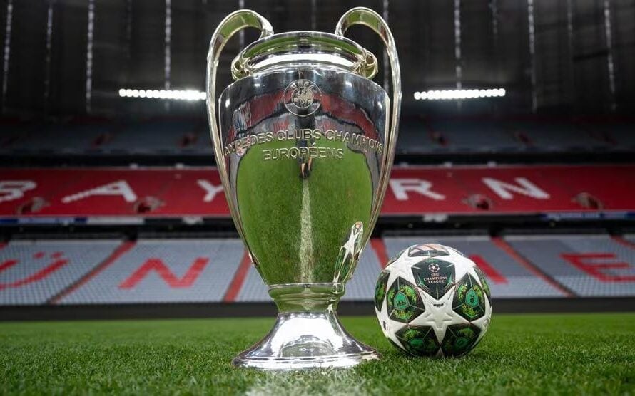 Troféu e bola da final da Champions League de 2024/25 (Foto: Reprodução/Uefa)
