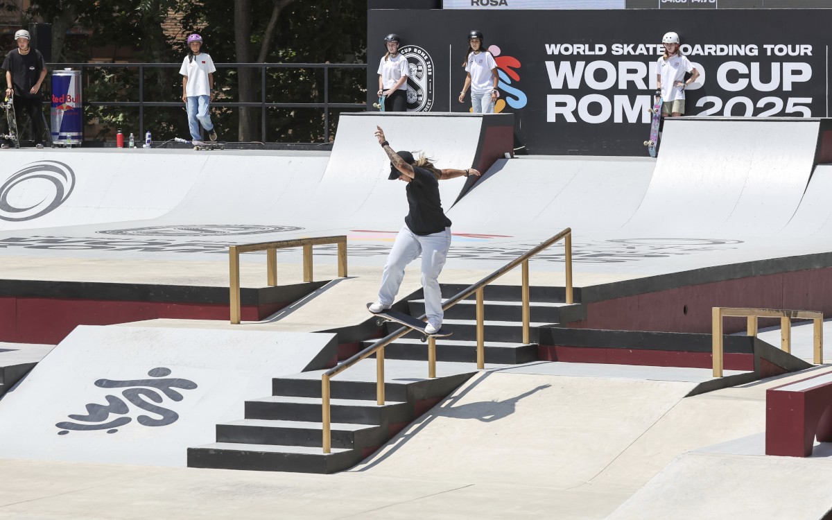 Pâmela tenta uma manobra técnica de flip com giro em corrimão durante competição de street. (Foto: Julio Detefon / CBSk)