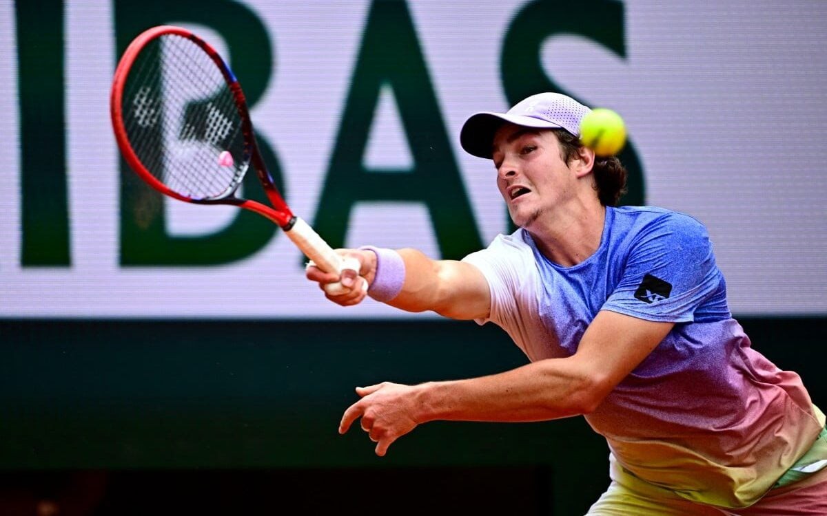João Fonseca usa a raquete Yonex VCORE 98 em seus jogos no circuito da ATP. (Foto: JULIEN DE ROSA / AFP)