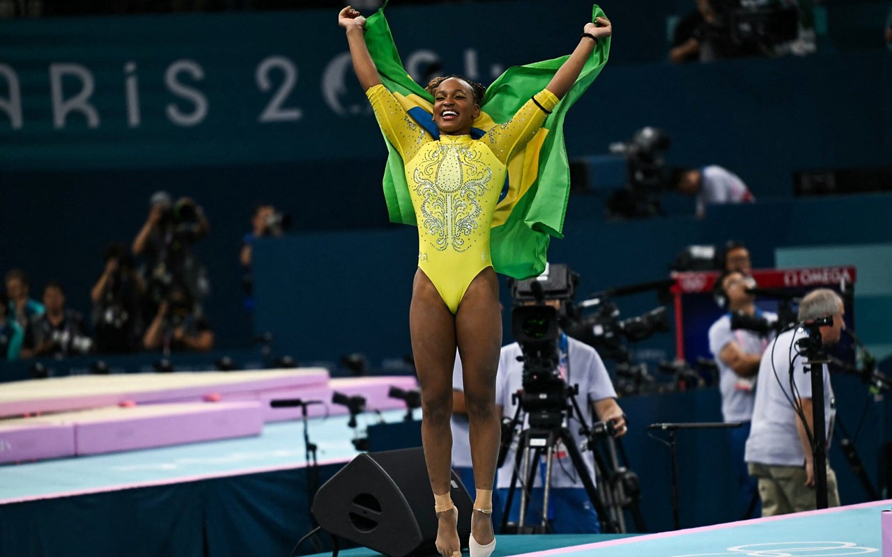 Rebeca Andrade tem maior altura dentre as ginastas da equipe brasileira medalhista em Paris (Foto: Paul Ellis/AFP)