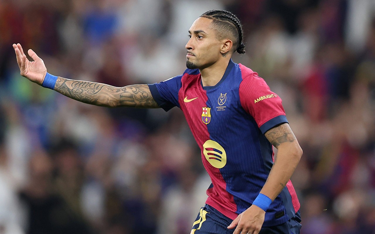 Raphinha comemora gol pelo Barcelona (Foto: Haitham Al-Shukairi/AFP)