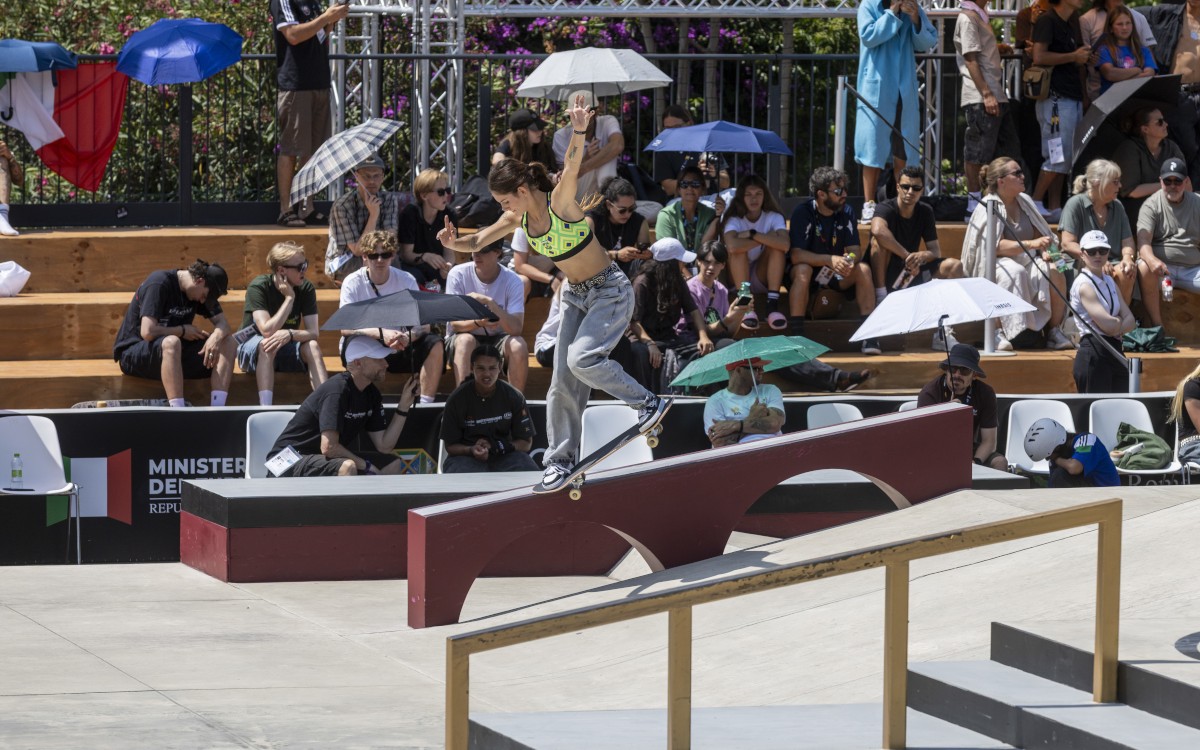 skatista em manobra de flip no street com shape clássico de sete camadas. (Julio Detefon / CBSk)